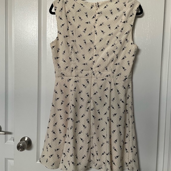 Pin up girl fit and flare umbrella print dress in size L - Picture 3 of 3